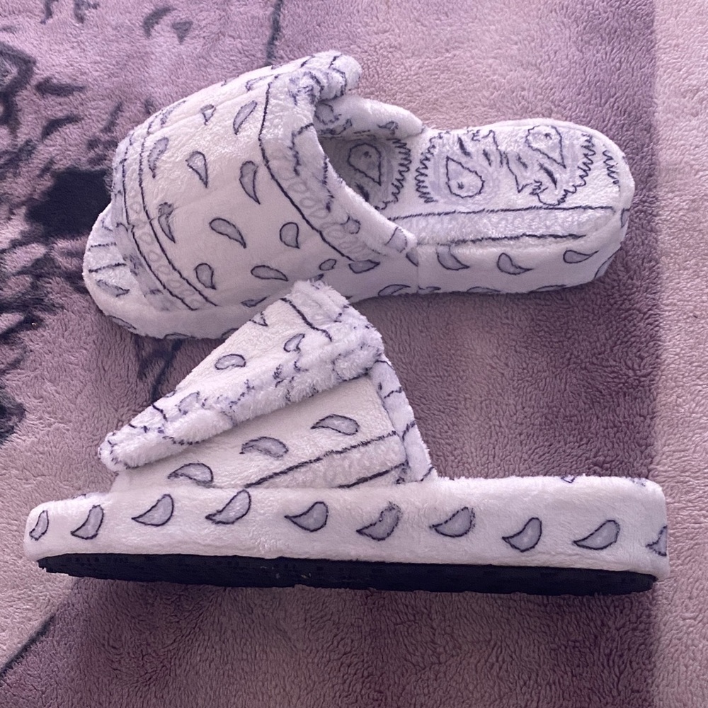 Plush comfy White bandana women's Slide Slippers with Paisley Print new!